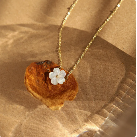 Minimal Flower Pendant Necklace